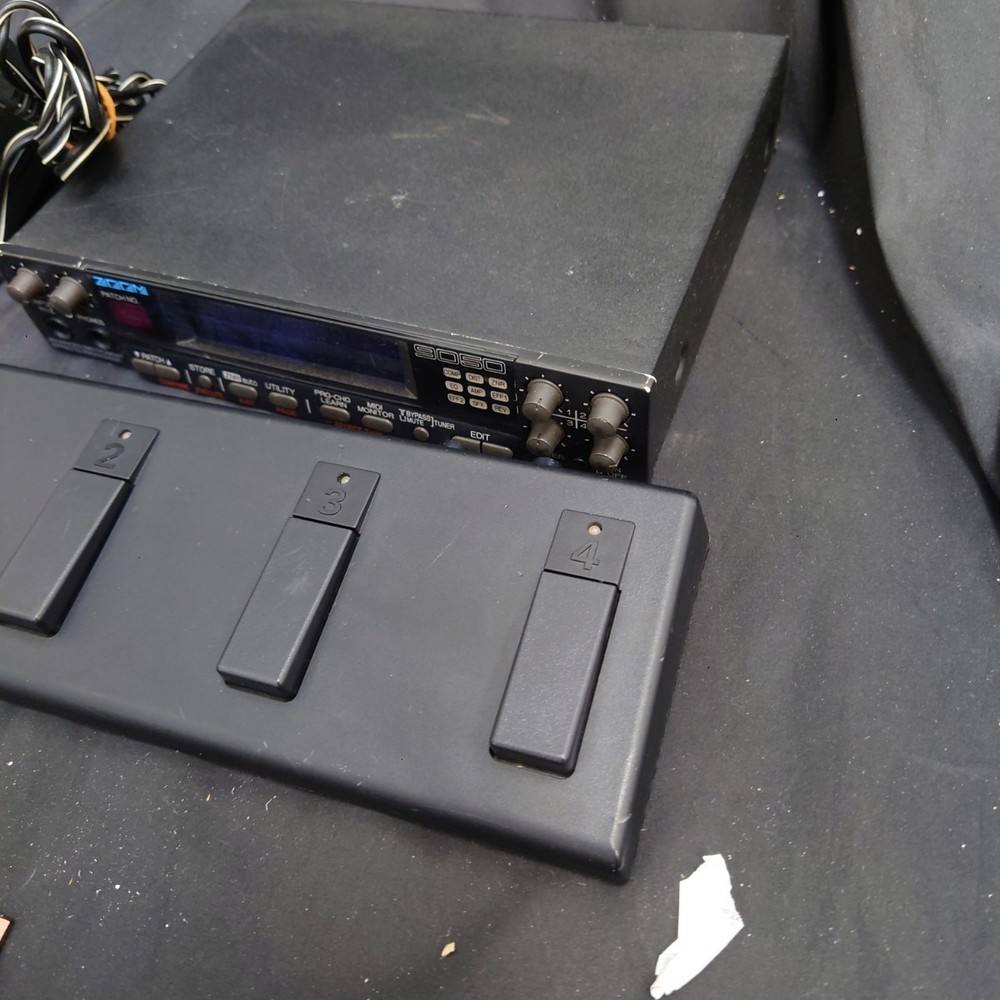 Zoom 9050 Advanced Guitar Effects Processor Rackmount Unit with Foot Controller