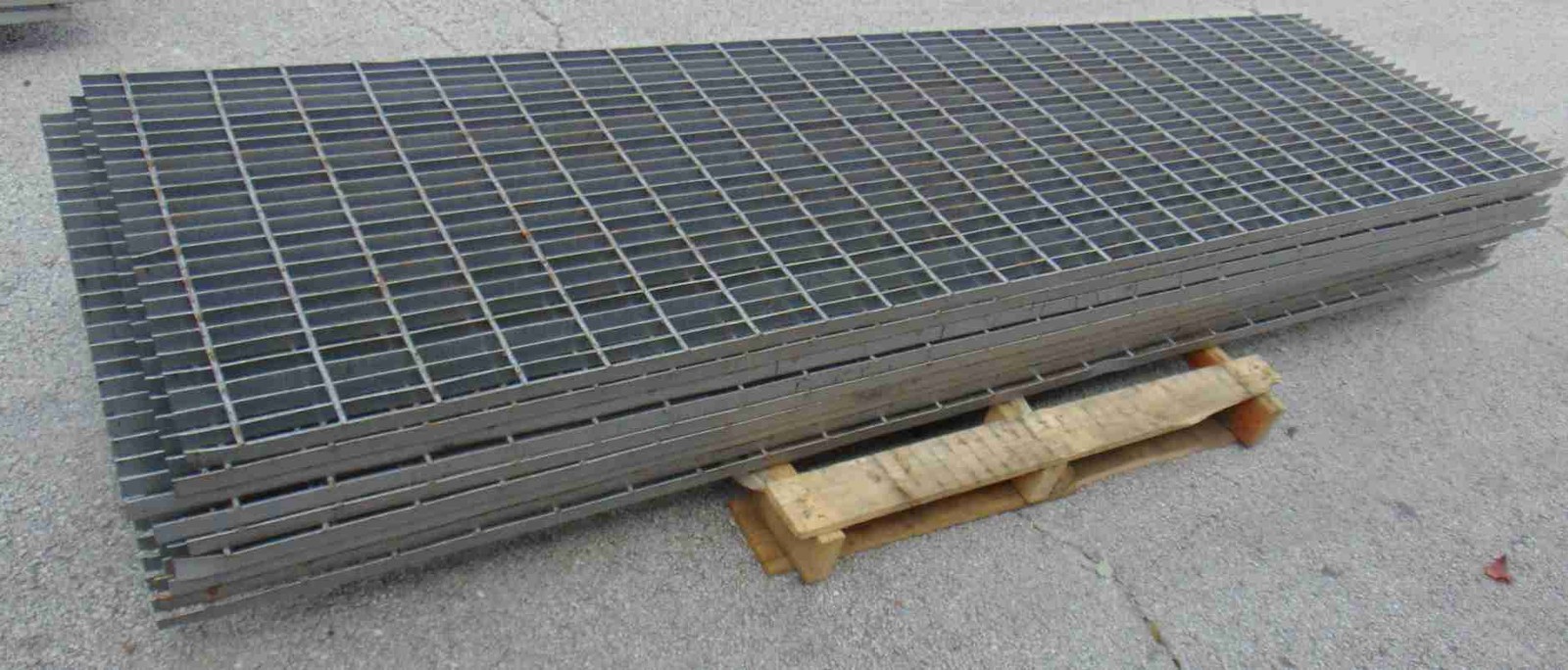Steel Grating - Painted - 28-1/2" x 12' x 1" - Walkway, Drain Cover, Decking
