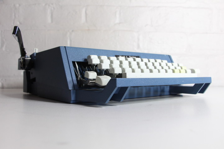 Mark 1 Series Typewriter ~ Blue ~ Case ~ Great Condition!