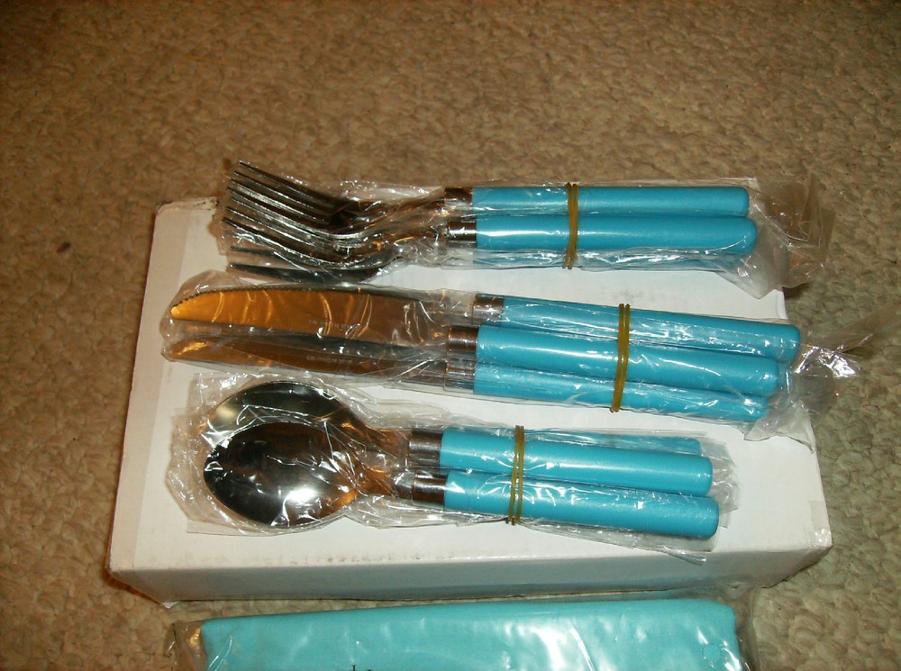21 PC GOLD STAINLESS STEEL ROSE PATTERN 4 SETTING & 5 PC SERVING SET