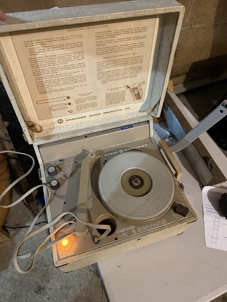 VTG Newcomb Solid State Portable 4 Speed Classroom Record Player Works