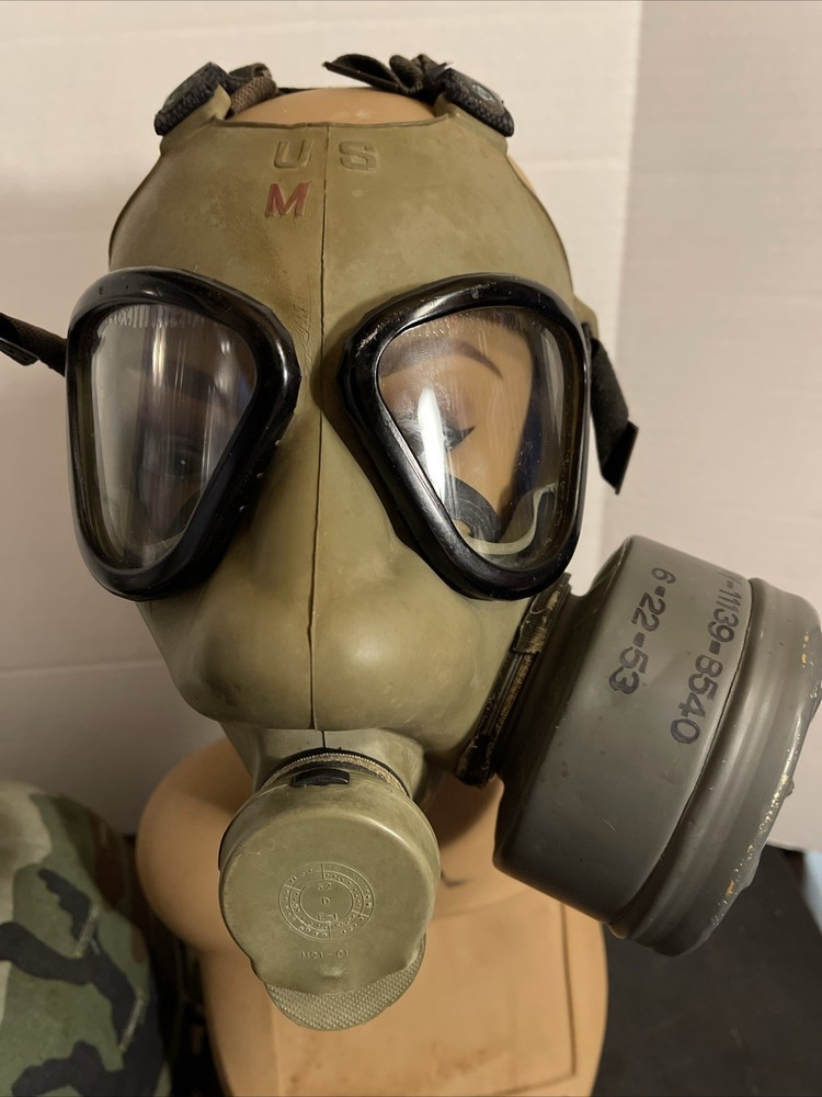 U.S. ARMY ISSUE GAS MASK  DATED 1953