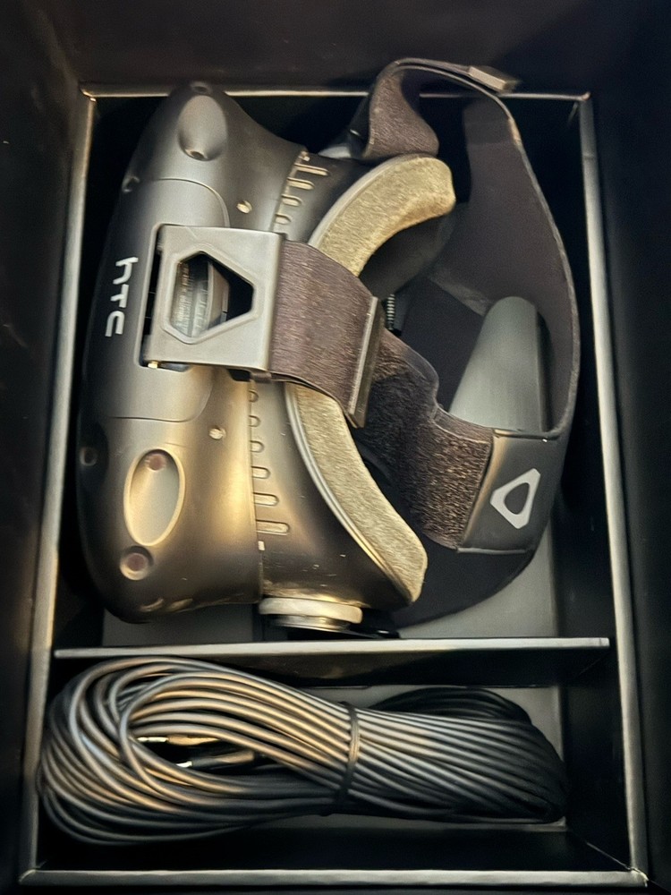 HTC Vive VR Headset Complete Set Full Kit System Steam VR PC Virtual Reality