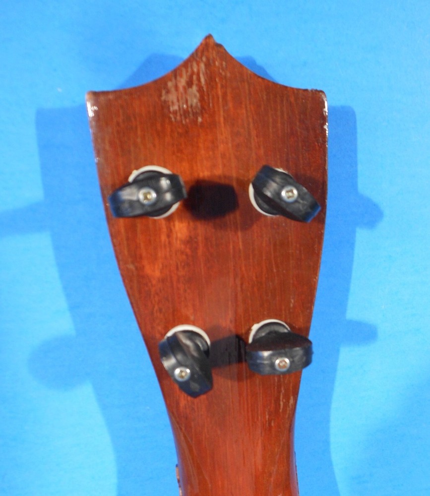 THE HAWAIIAN UKULELE SOPRANO NICE CONDITION!
