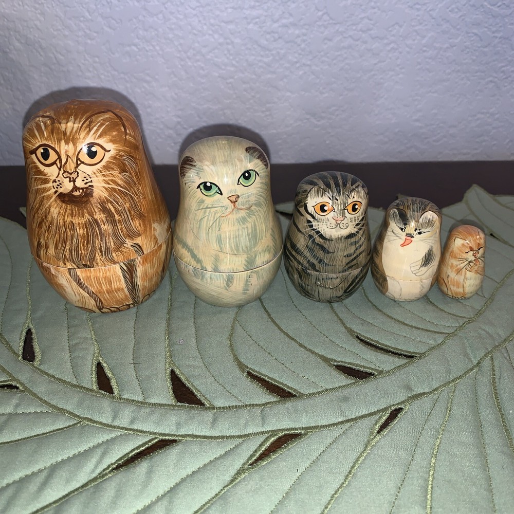 AUTHENTIC MODELS Oriental Stacking 5 Cats Read