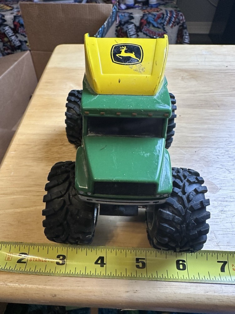 John Deere Lot: 6 Different Large Pieces
