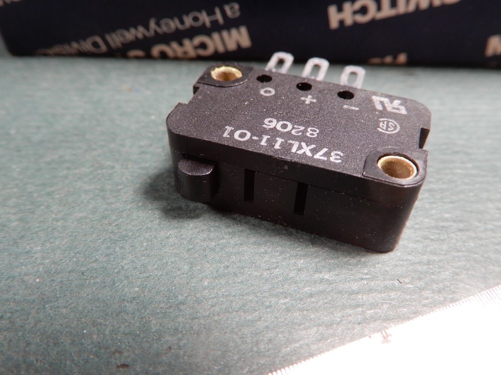 Micro Switch 37XL11-01 Micro Switches Qty 16 NOS