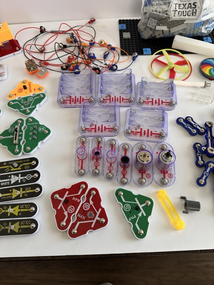Electronic Snap Circuits Large LOT Elenco STEM Educational