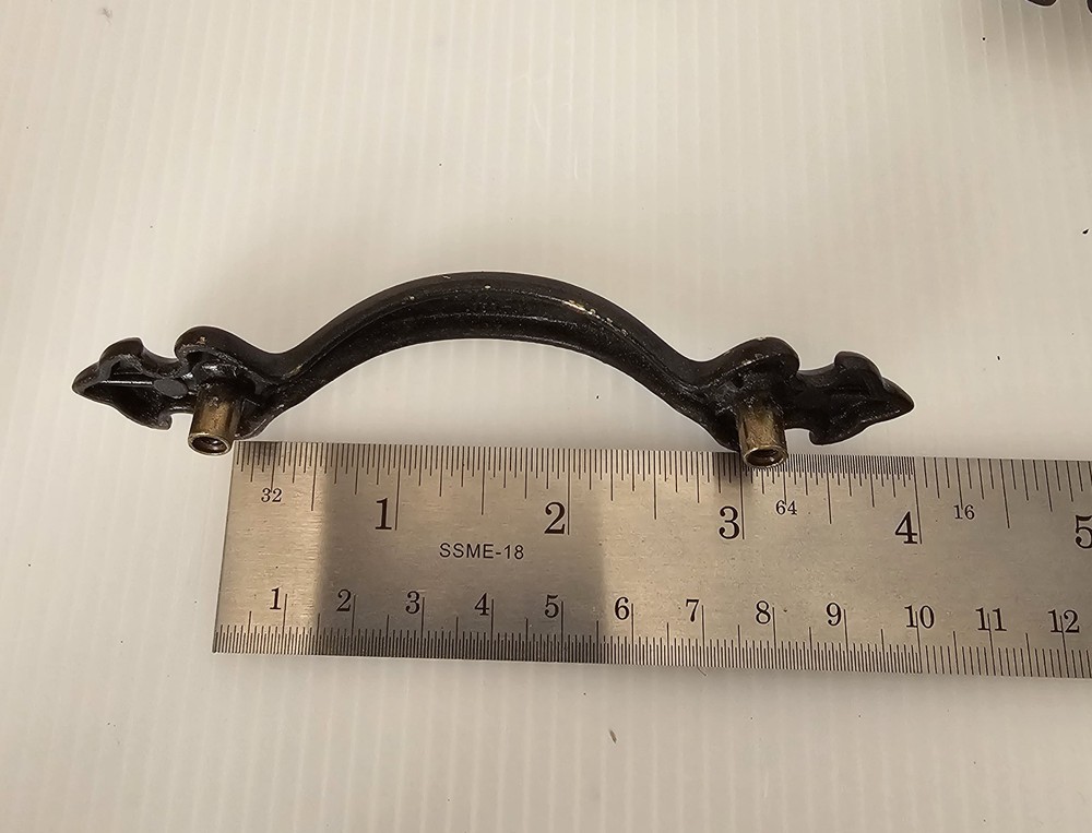 6 Drawer Pulls Handles & 2 Cabinet Door Handles