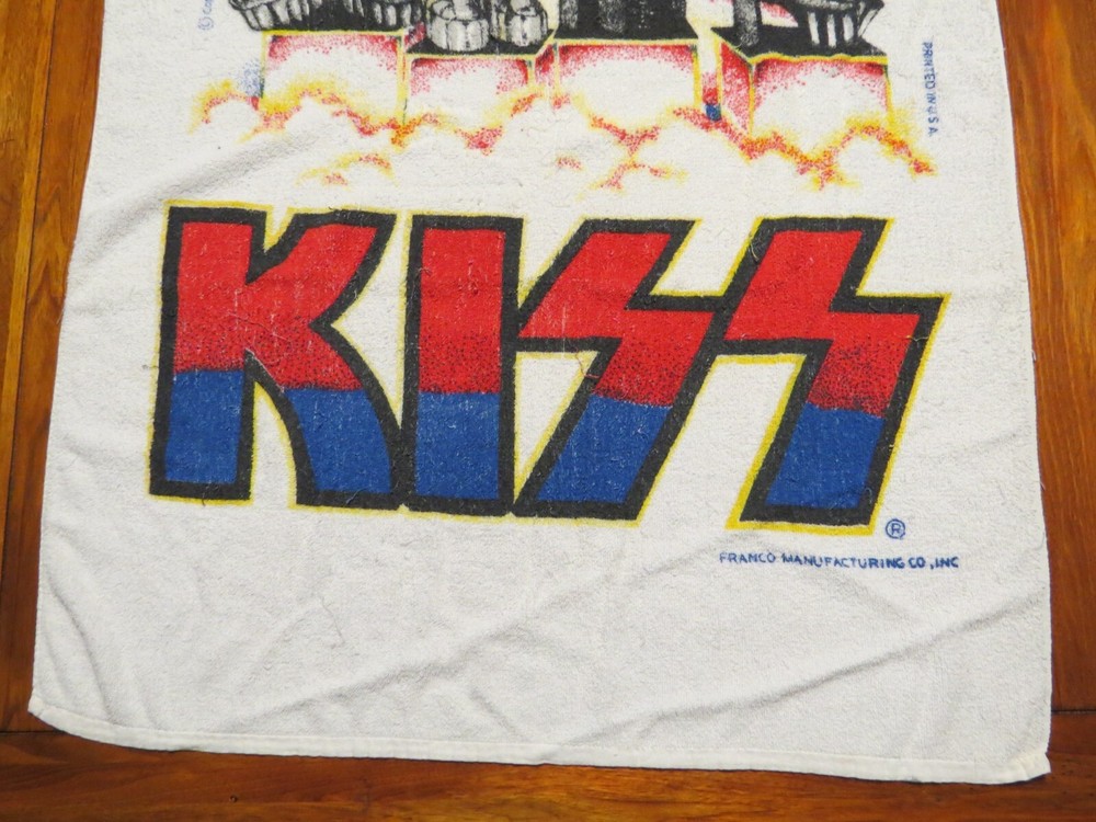 KISS ON CUBES TOWEL 1977 OFFICIAL AUCOIN BEAUTIFUL!