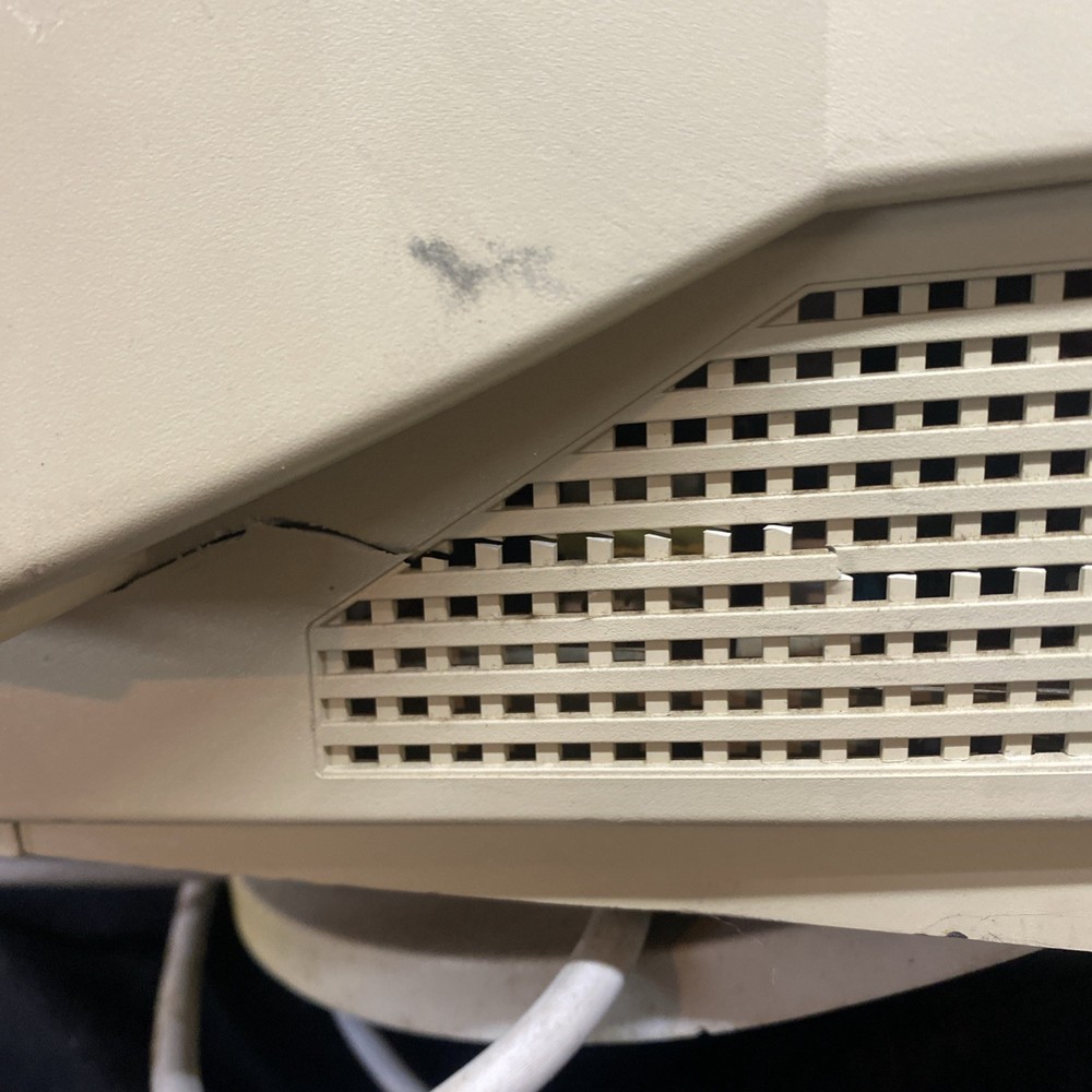 Apple Multiple Scan 15 M2943 15" Display CRT Powers On Damaged Shell Untested.