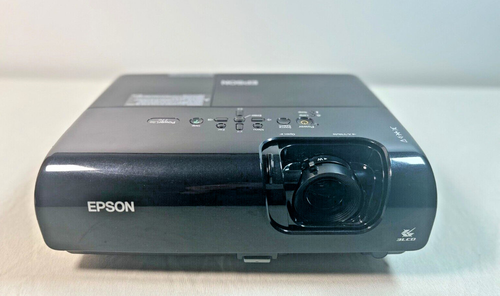 Epson Powerlite 77c EMP-X5 Multimedia Projector w/Case/ no remote control!