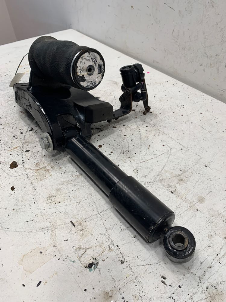 2013 Peterbilt 386 Cab Mount (630-10679)