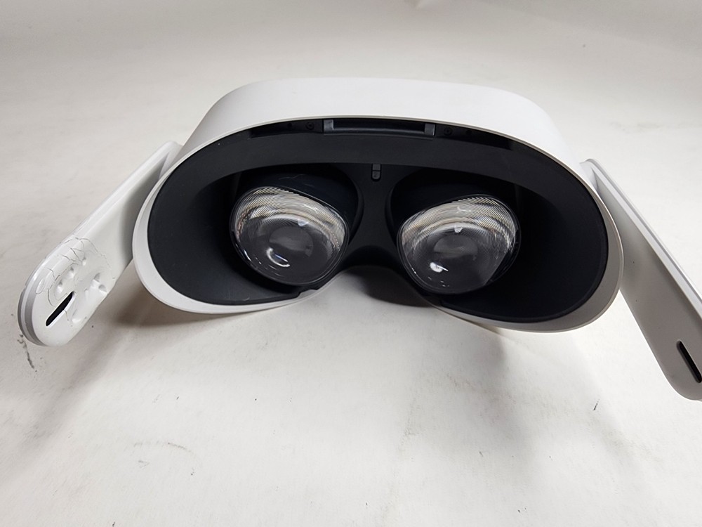 Meta Oculus Quest 2 Standalone VR Headset Only *Black Screen*