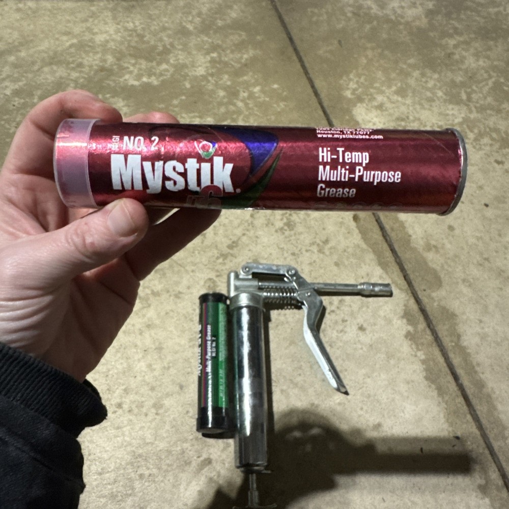 GREASE GUN WORKING With Grease