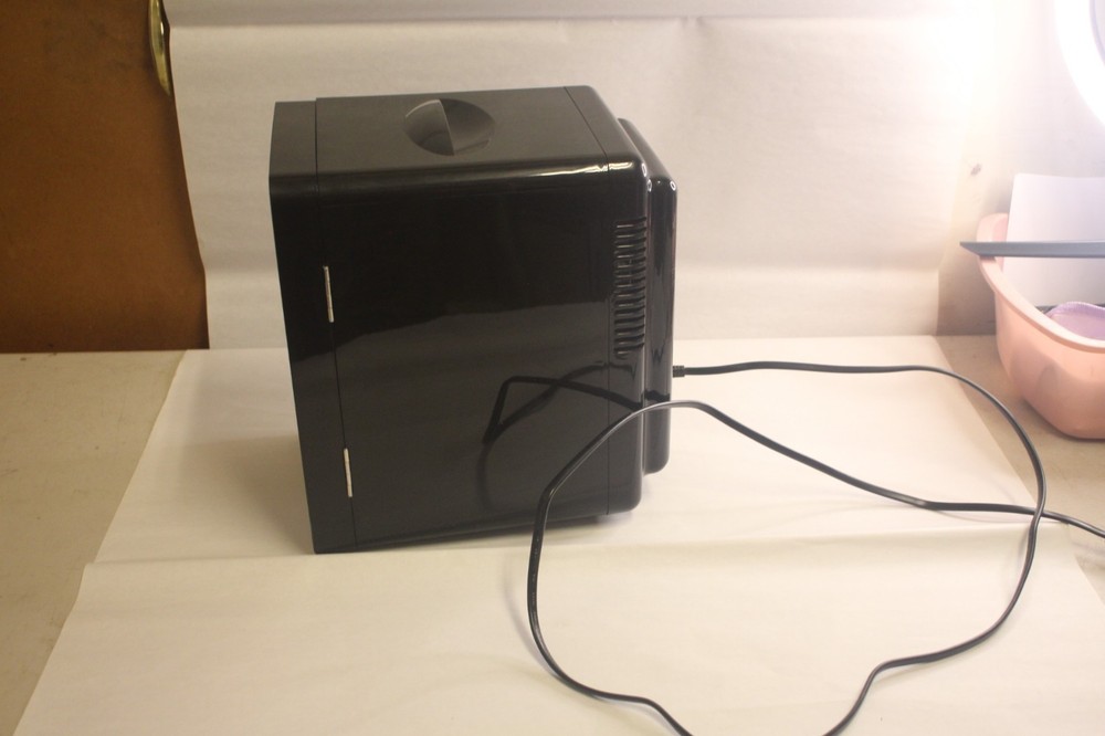 LED Lighted Mini Fridge Beverage Fridge 6L black cold storage
