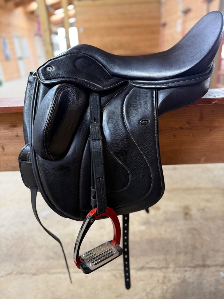 WOW dressage saddle