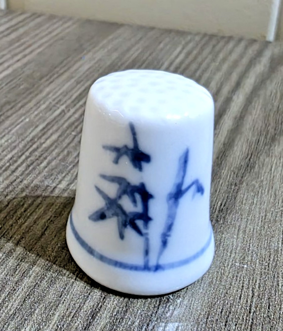 VINTAGE - CERAMIC THIMBLE - BAMBOO