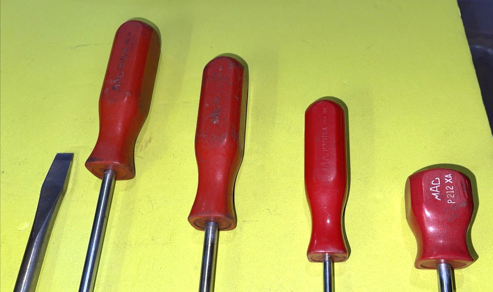 MAC TOOLS VINTAGE 9 PIECE ASSORTED RED HARD HANDLE SCREWDRIVER SET