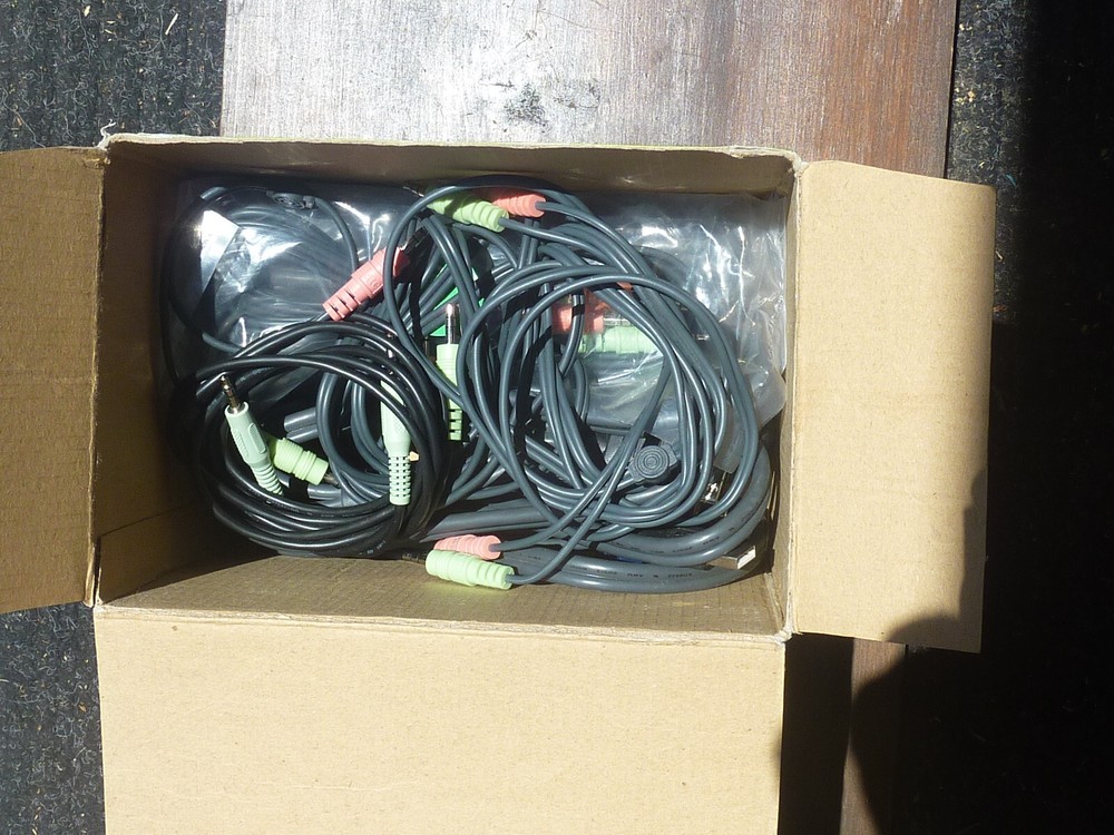 4 Port KVM switch with cables