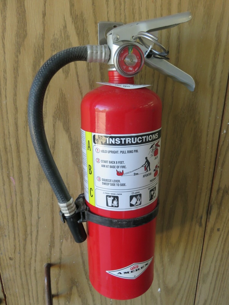 ✅🔥🧯2-CHROME UNIVERSAL WALL MOUNT 2 ½-5lb. SIZE FIRE EXTINGUISHER BRACKET NEW