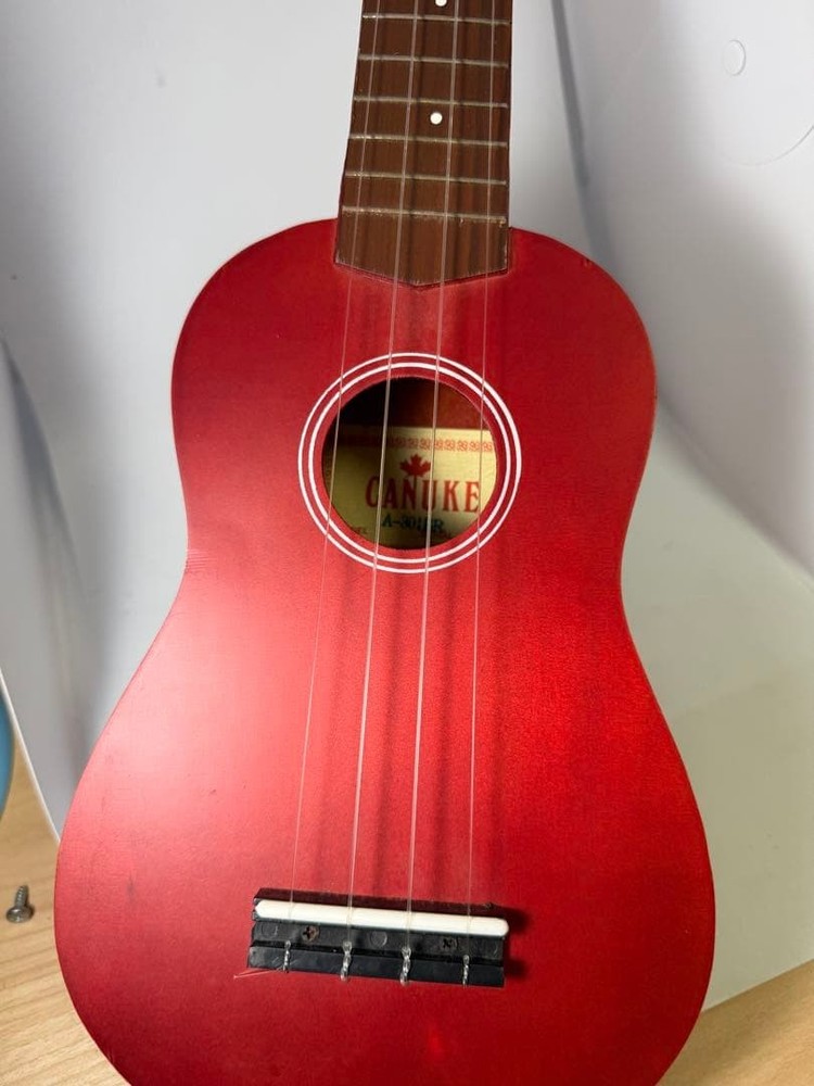 CANUKE ukulele red 4 string with case