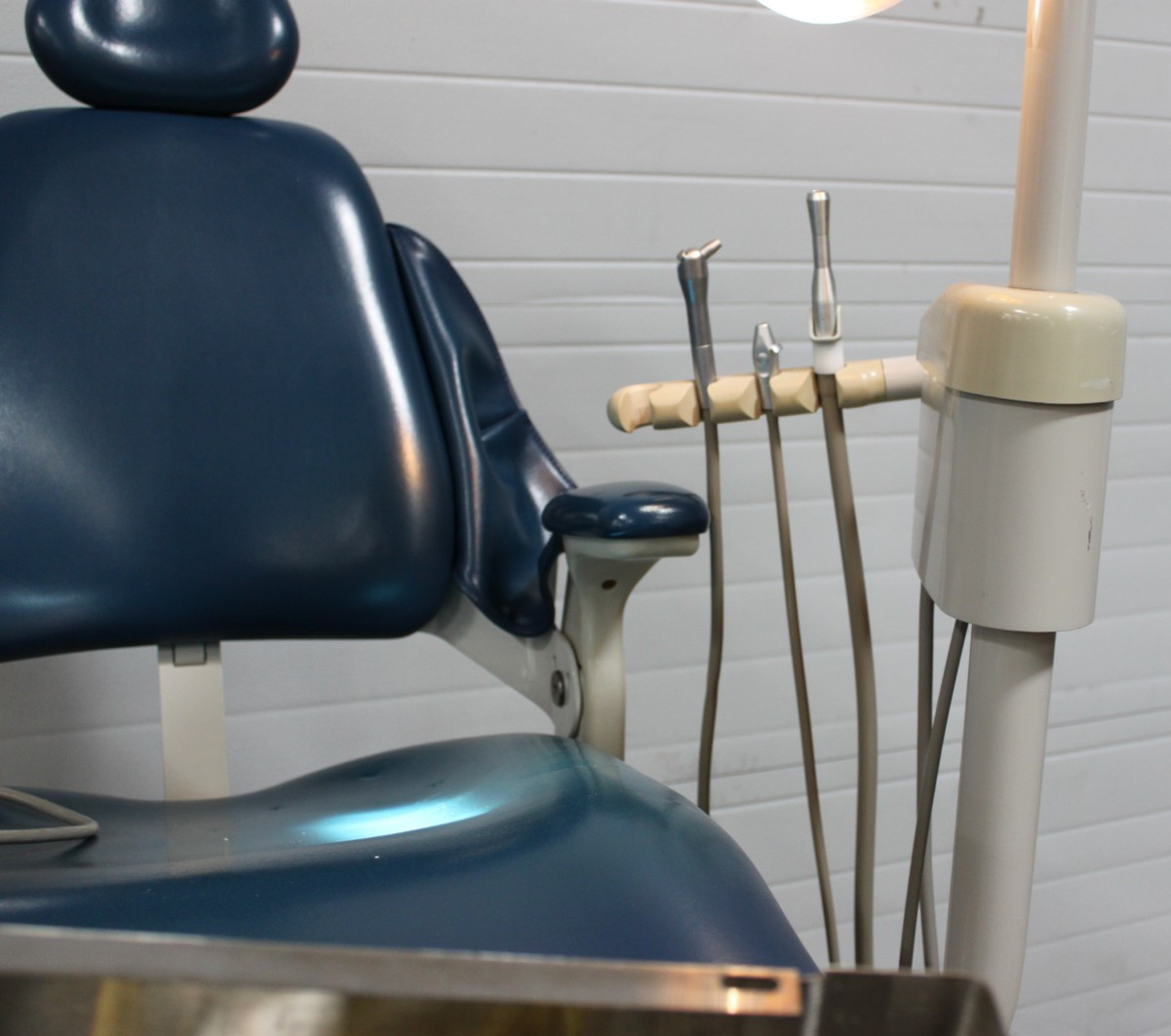 Adec Dental Patient Proma Exam Procedure Chair Unit & Light. Pls see the picture