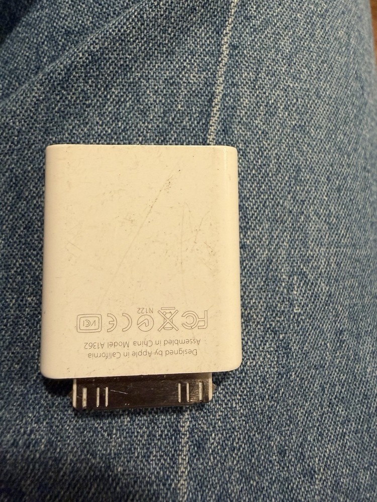 Apple SD Card Reader A1362 for iPhone Camera Photography Photos White Memory