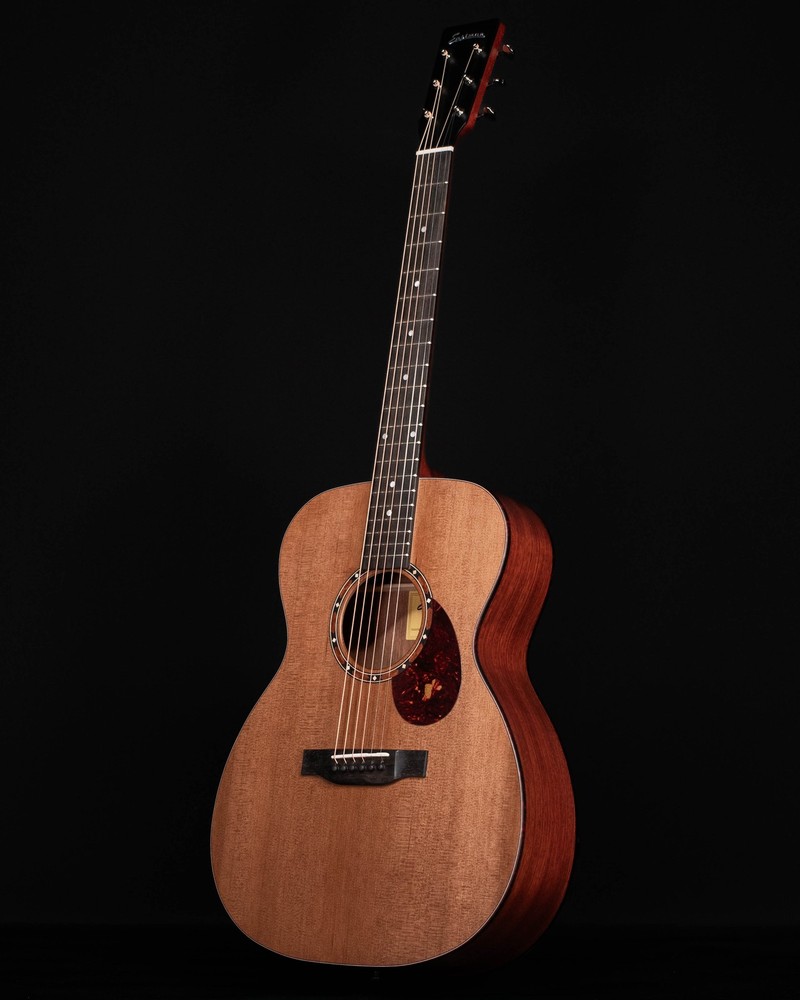 Eastman E2OM, Natural Cedar Top