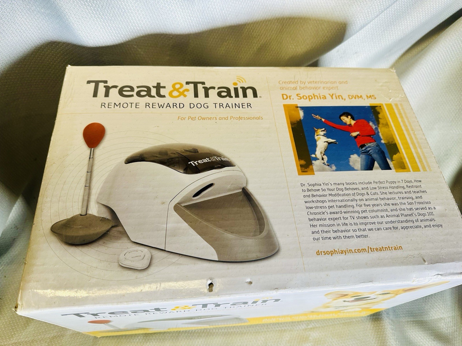 NEW RARE TREAT & TRAIN Remote Treat Dispensing Dog Training System COMPLETE