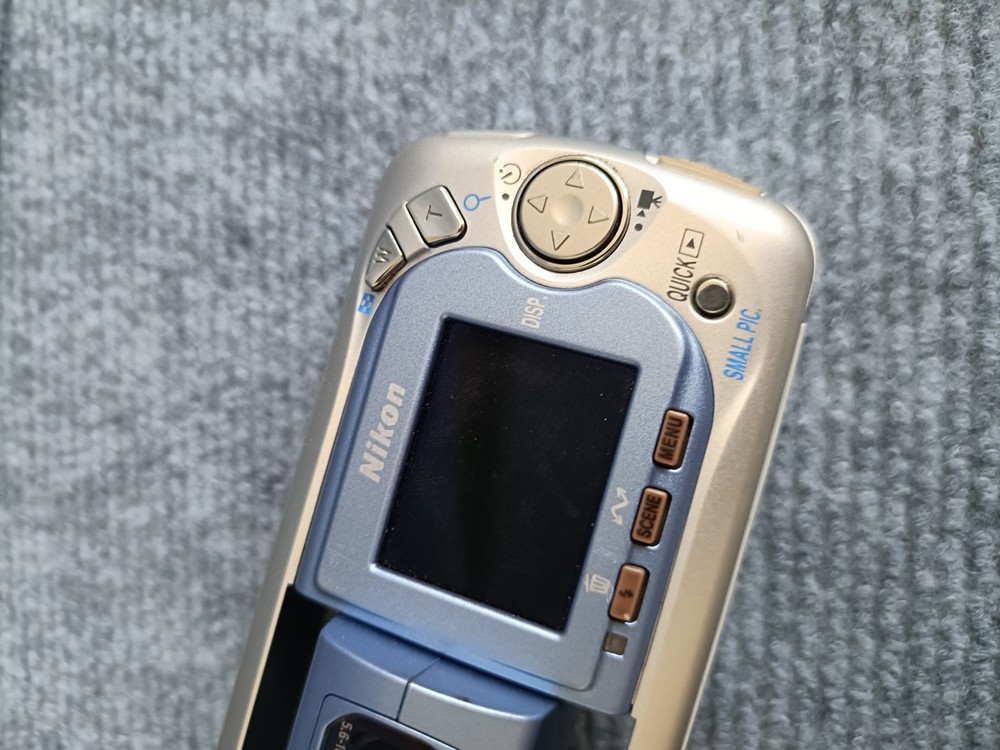 Nikon Coolpix 2500 digital camera - see