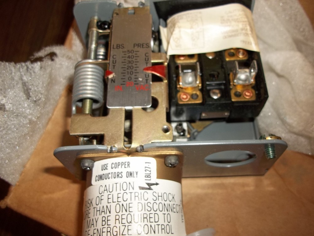 JOHNSON CONTROLS P70JC-3 RANGE 20" / 50 PSIG CONTROL SWITCH TEMPERATURE (852)