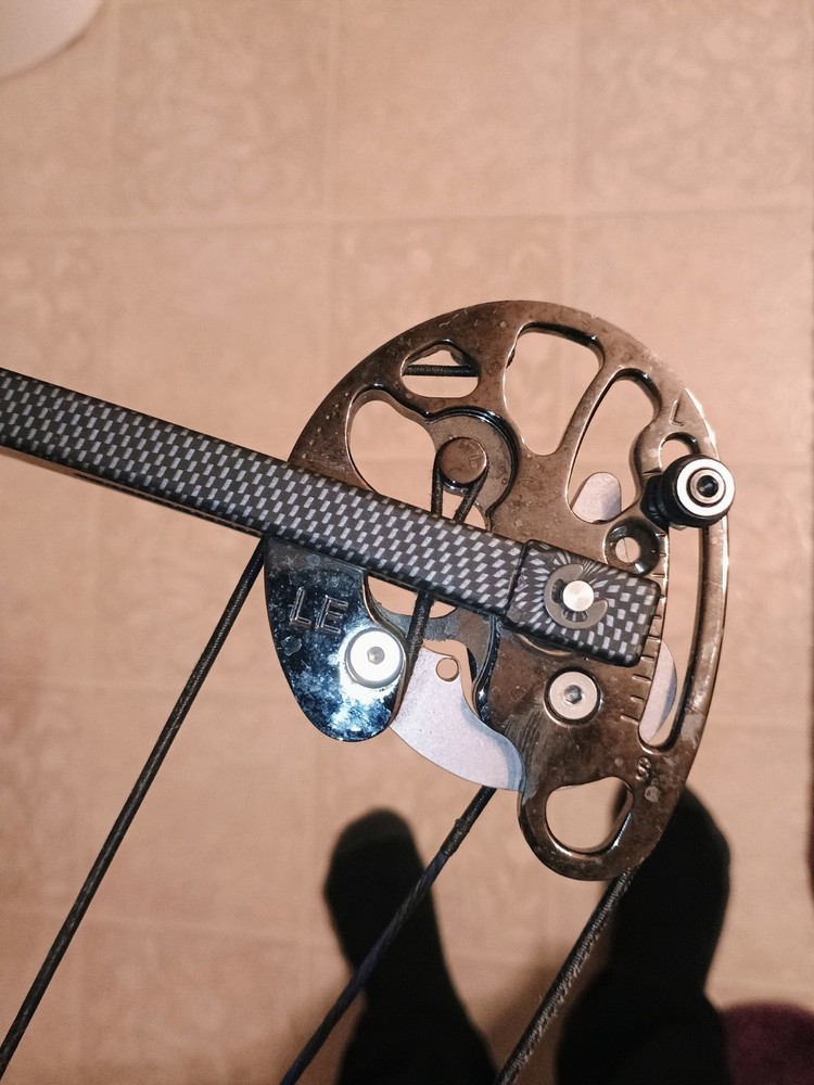 Bowtech Equalizer 27"-60lbs R.H. with Shrewd grip