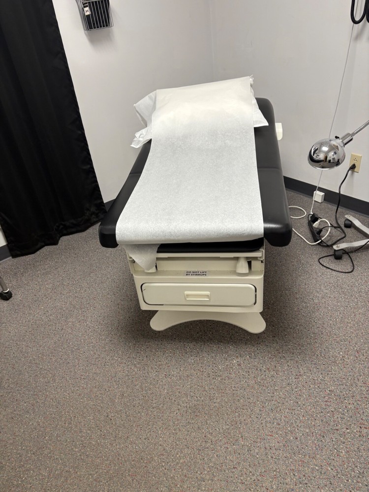 AVANTE Meridian Black Power Exam Table