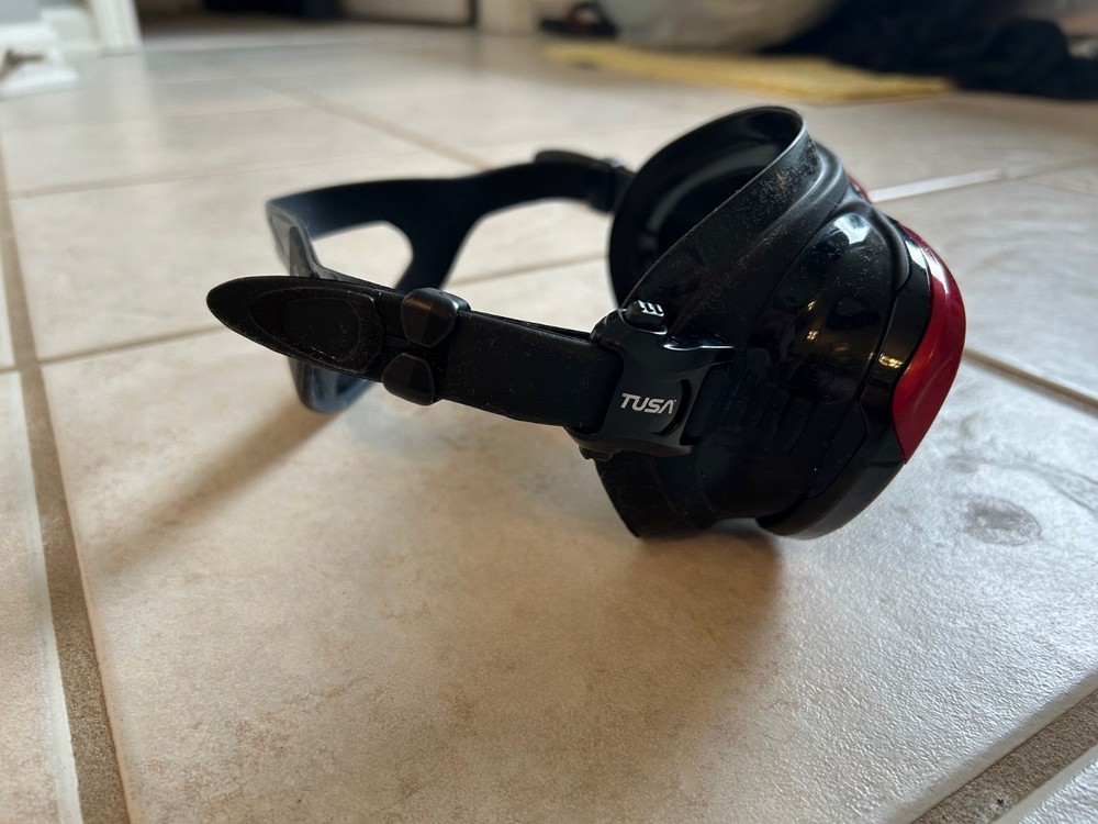 TUSA Mask Intega Black/Metallic Dark Red