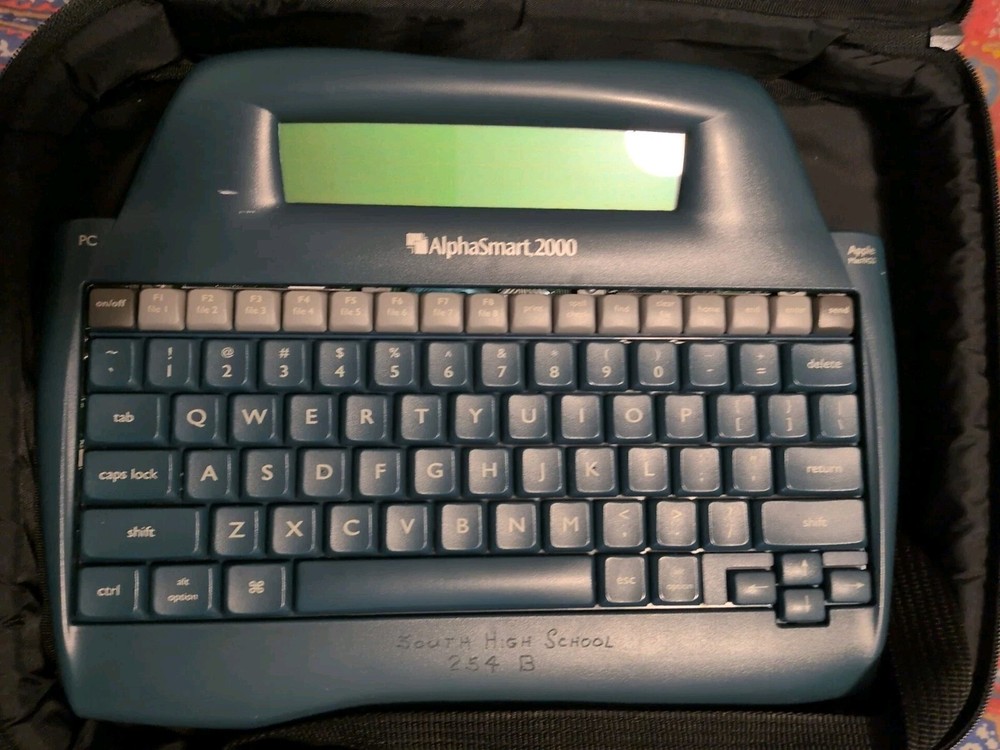 AlphaSmart 2000 Portable Keyboard Word Processor W/Carry Case Booklets CD