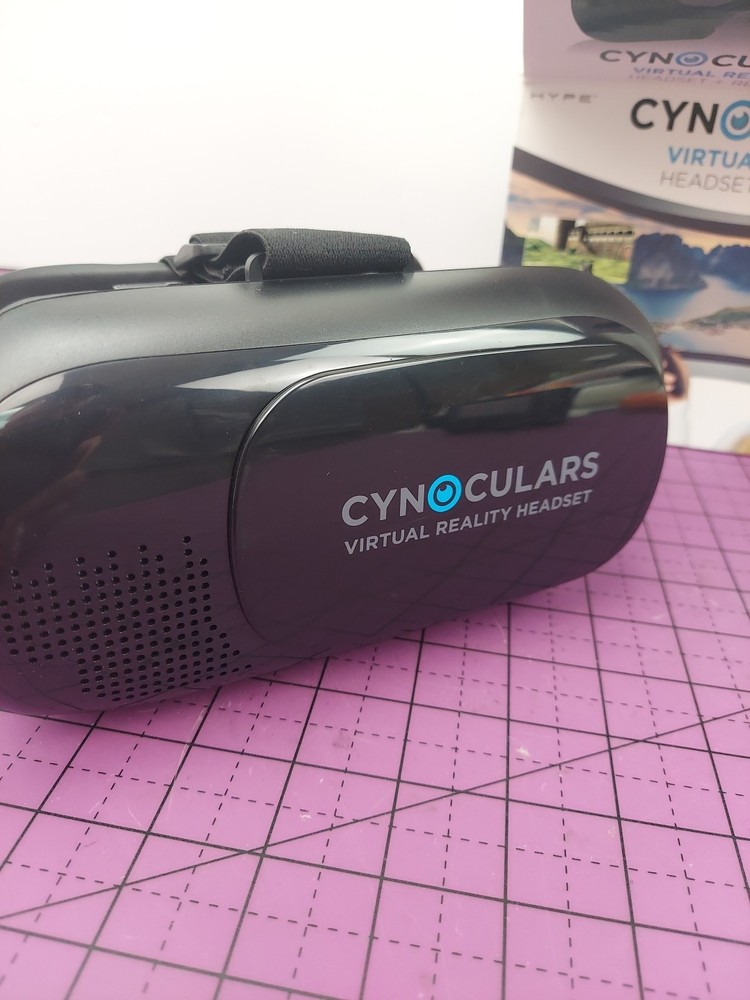 Cynoculars Virtual Reality Headset and Wireless Remote Pre-Owned
