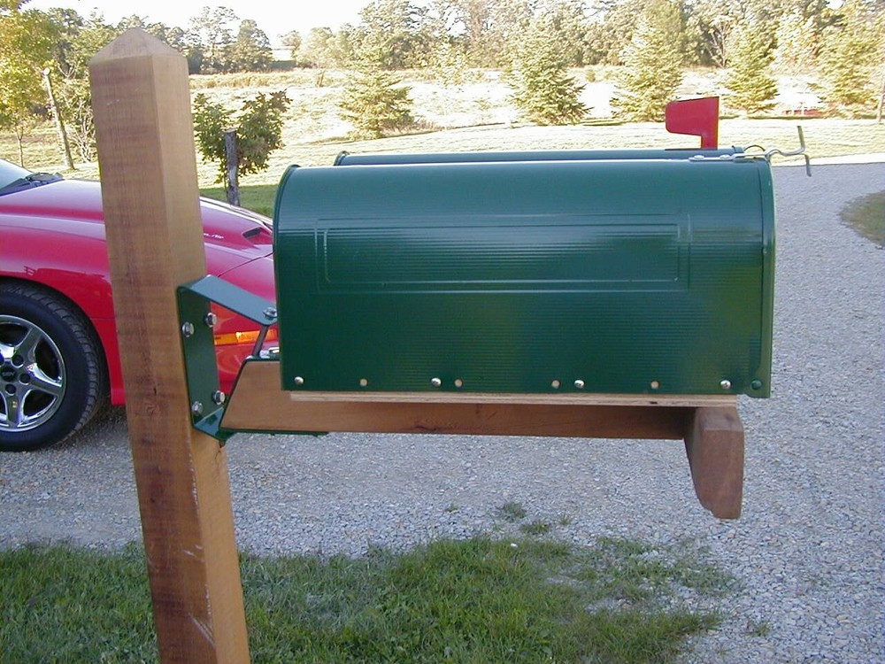 Swing Pivoting, moveable, gravity self centering mailbox hinge, pivots both ways