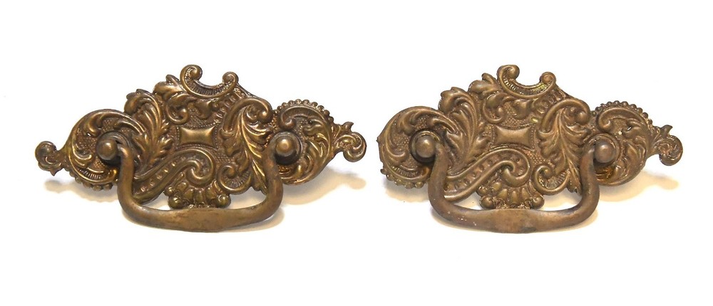 2 MATCHING VINTAGE DECORATIVE PRESS BRASS DRAWER PULL / HANDLE
