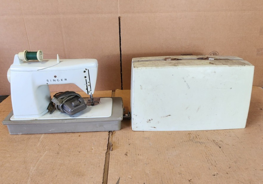 VINTAGE SINGER TOUCH & SEW SEWING MACHINE MODEL 600E