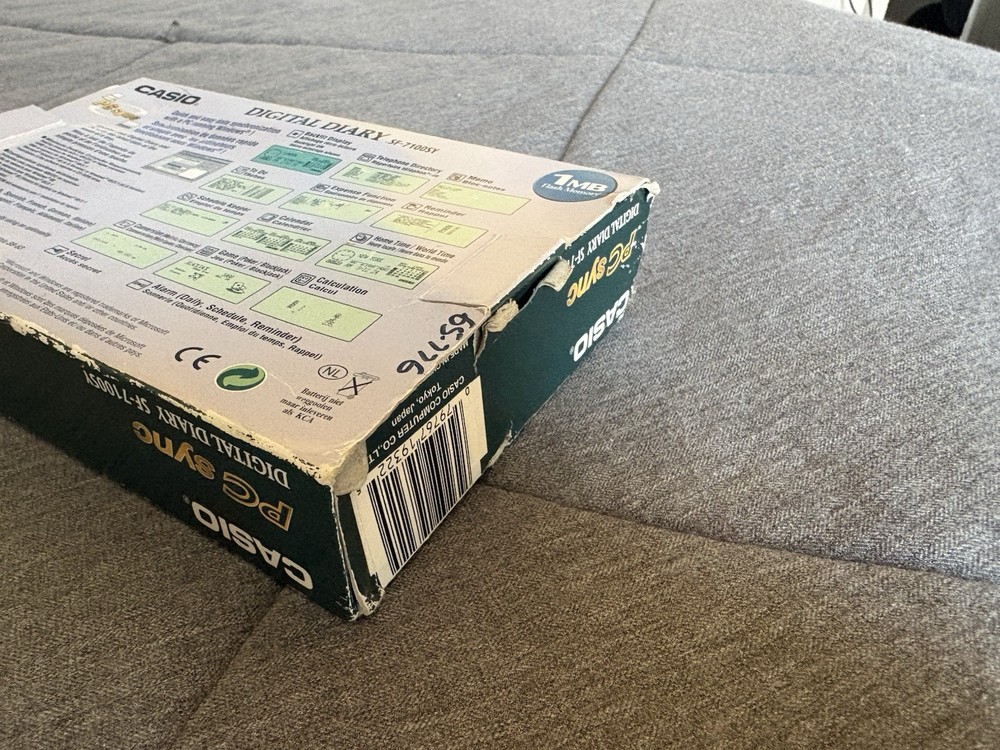 Casio Digital Diary SF-7100SY - 1MB - PC SYNC - W/ Box + Plastic Insert - TESTED