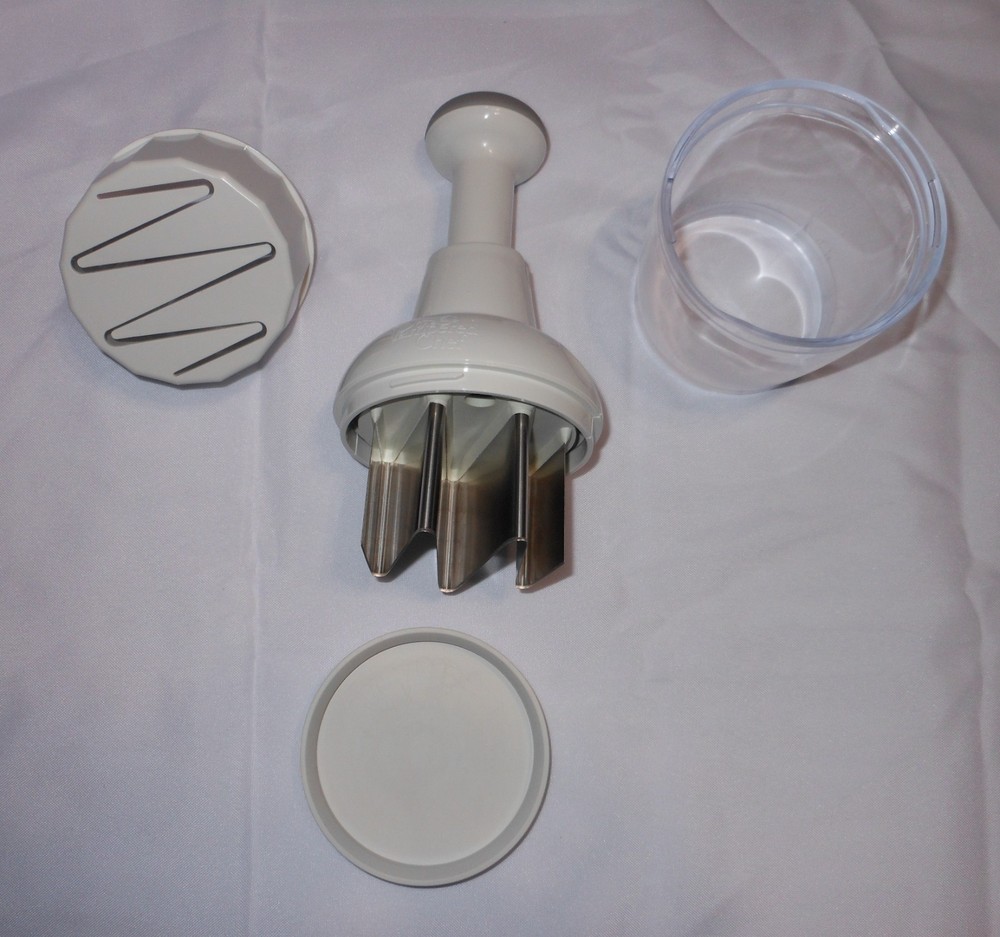 Pampered Chef Push Function Food Chopper 2585 - White w/ Box & Instructs Germany