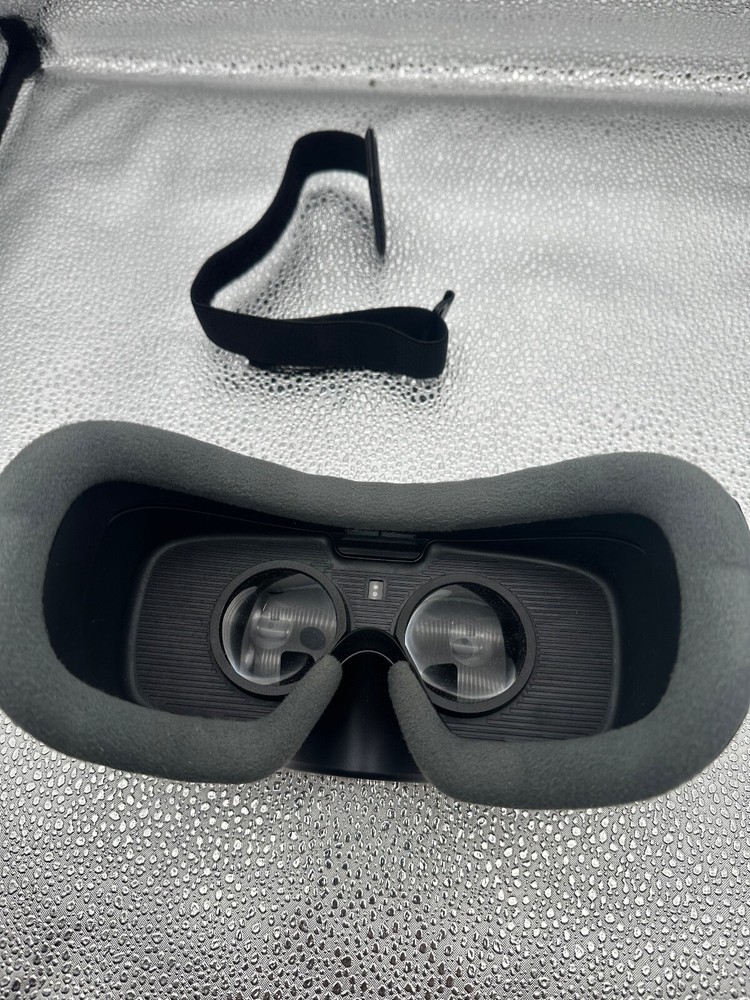 Samsung VR Oculus SM-R324NZAAXAR Goggles with Controller, Open Box-TESTED