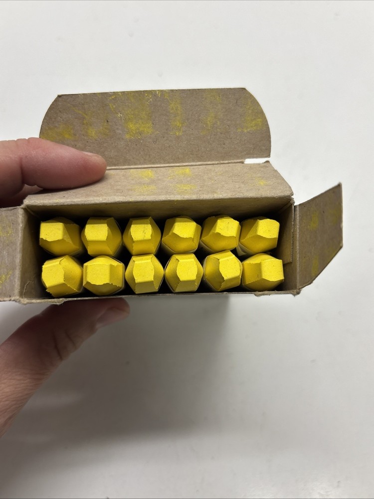 Keson Yellow Lumber Crayons 1 Dozen