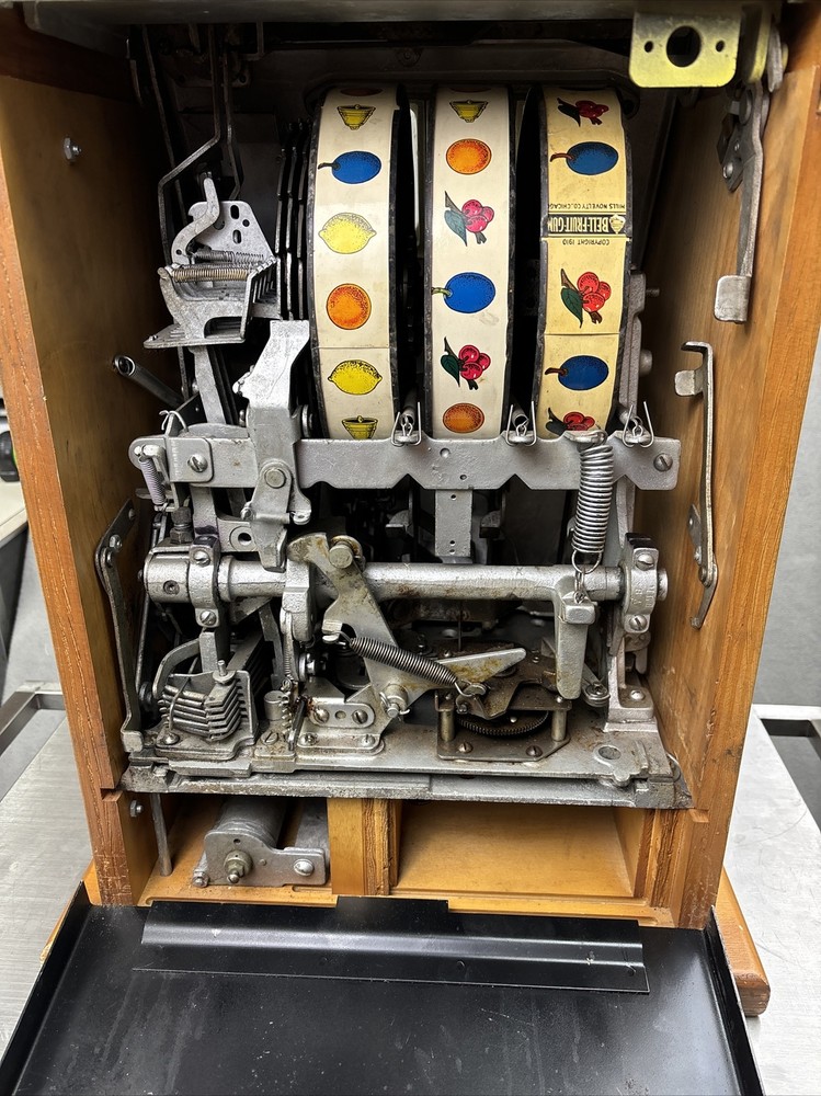 ANTIQUE MILLS WAR EAGLE 5 CENT SLOT MACHINE