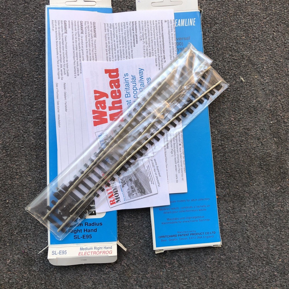Peco SL-E95 HO/OO Scale~Medium Radius Right Hand~Electrofrog~Code 100. (2 pcs.)