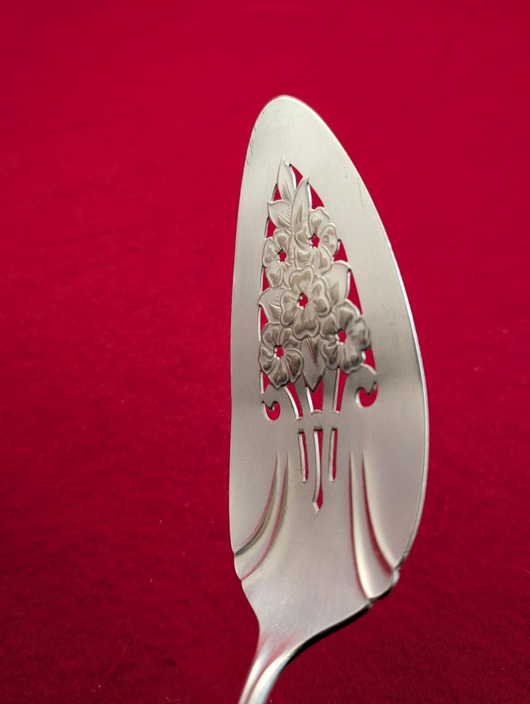 INT'L Silver ETERNALLY YOURS Silverplate Pierced PIE Server READ DESCRIPTION