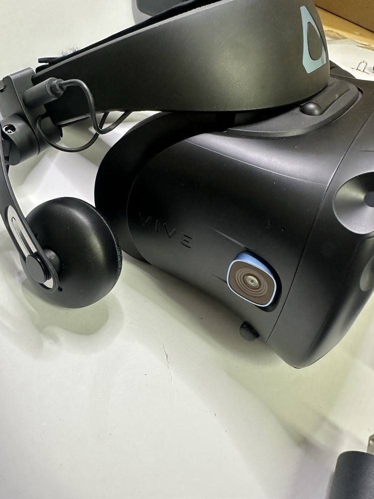 HTC Vive Cosmos Elite Full VR Kit with Base Stations, Controllers