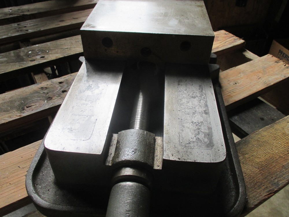 USED D80 Kurt 8" Milling Machine Vise with Handle