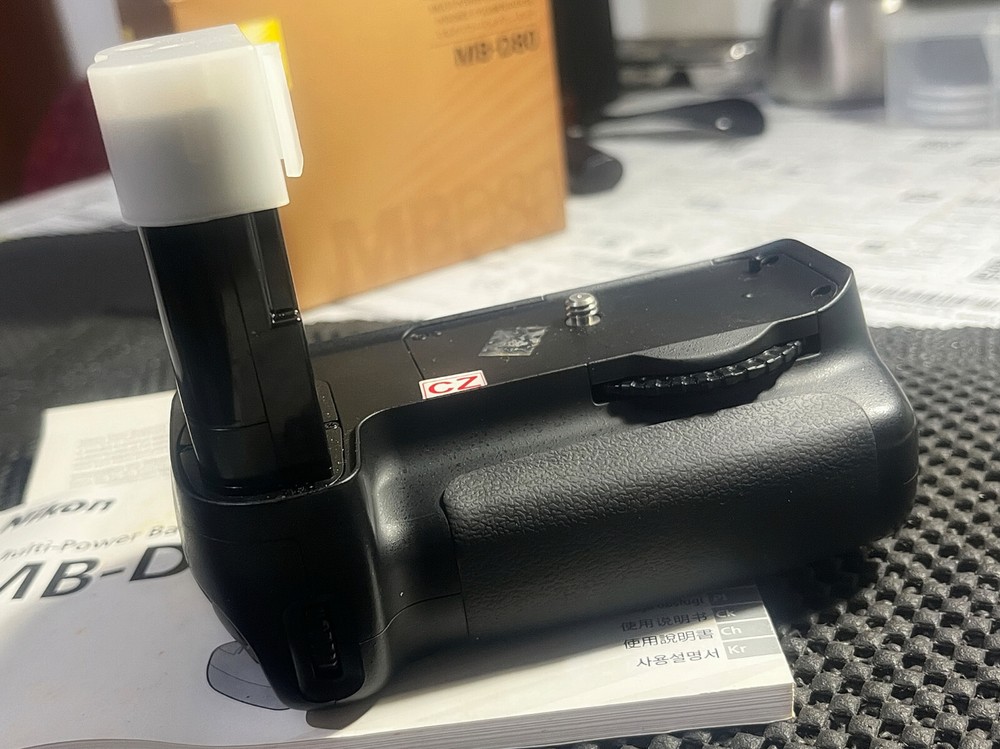NIKON MB - D80 BATTERY PACK GRIP mint condition